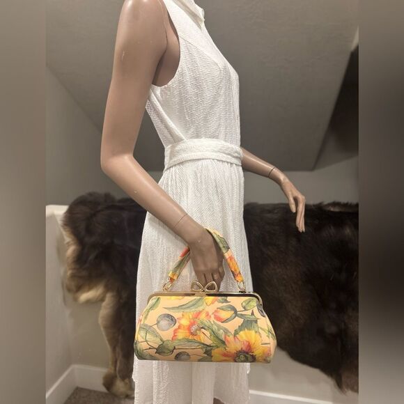 Floral Print Genuine Leather Handmade Unique Bow Kisslock Baguette Bag, 3 Straps - Picture 10 of 16